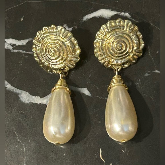 #(3).VINTAGE PEARL RAIN DROP BRASS/GOLD SPIRAL DIOR PERFUME BASE DESIGN EARRINGS - Picture 1 of 3